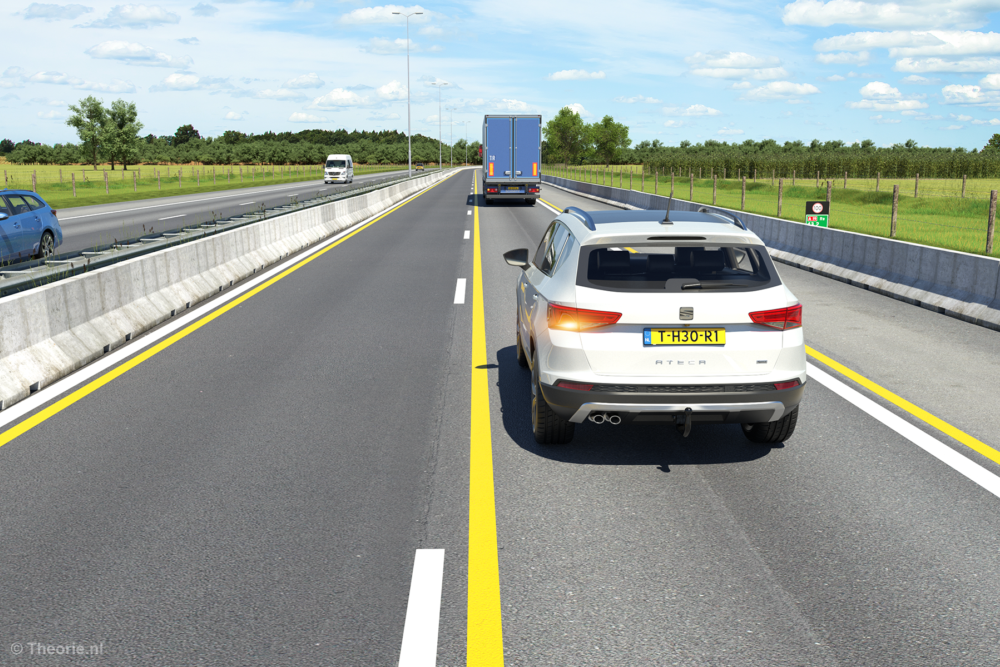 Gele (onderbroken) streep op de weg | Theorie.nl