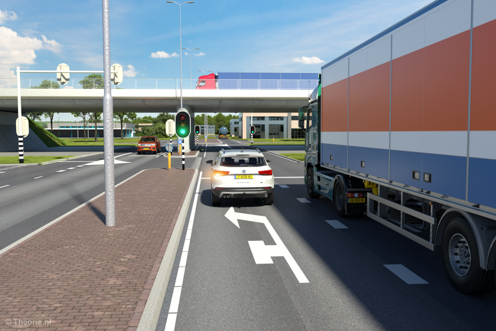 Auto slaat linksaf bij stoplicht