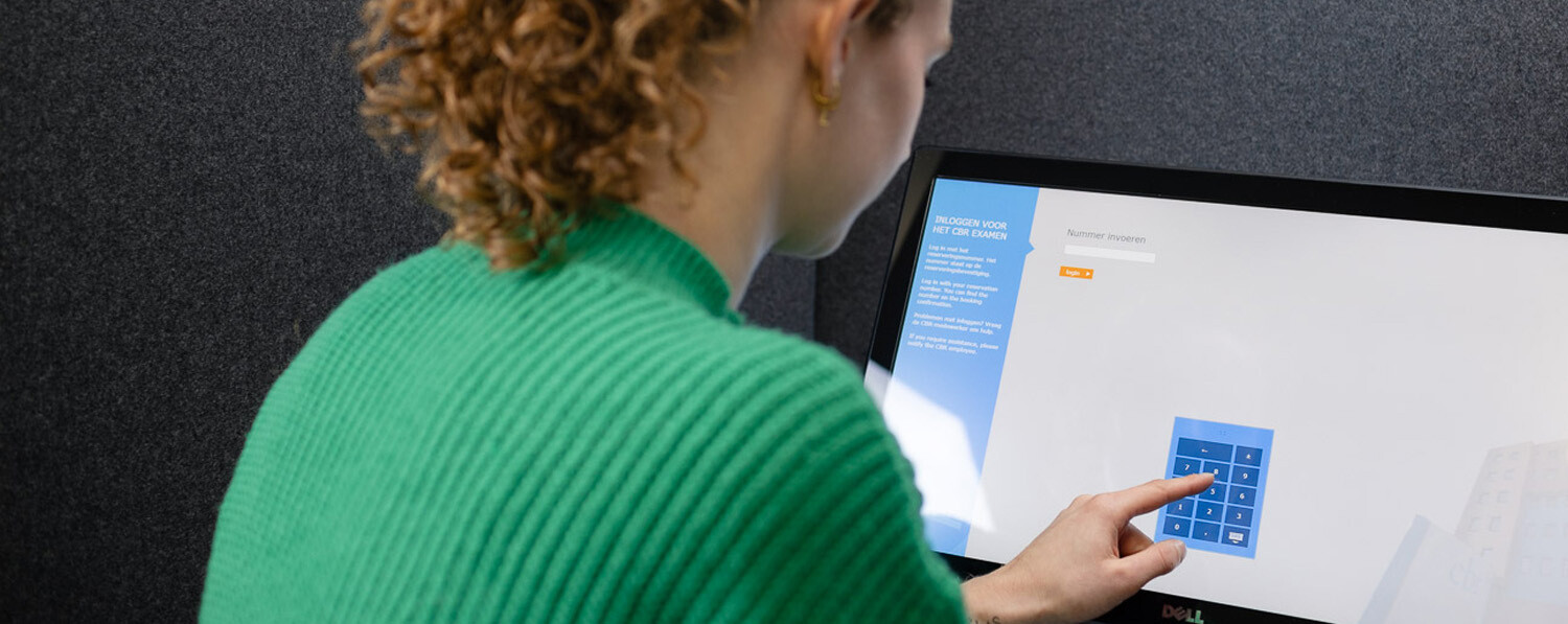 Een nieuw softwaresysteem voor het afnemen en ontwikkelen van alle theorie examens