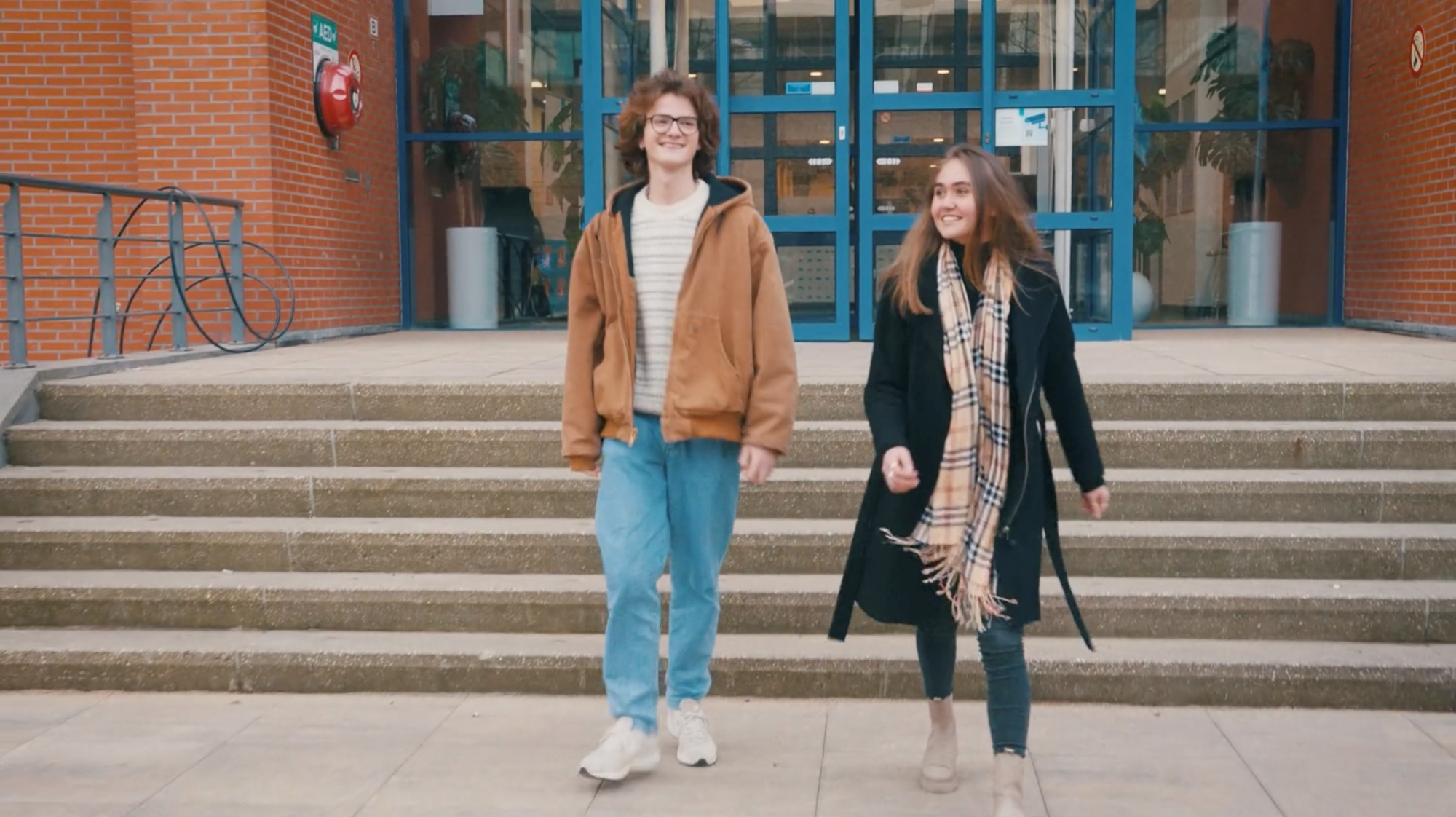 jongeren lopen naar buiten bij cbr examencentra